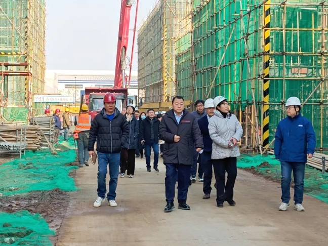 金花股份董事長邢雅江攜經(jīng)營管理團隊一行對草堂建設(shè)項目施工現(xiàn)場進行視察 金花股份董事長邢雅江攜經(jīng)營管理團隊一行對草堂建設(shè)項目施工現(xiàn)場進行視察